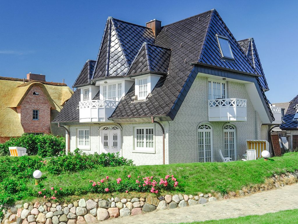 Abaluga Wenningstedt – weiß verklinkertes Haus mit Schieferdach, Balkonen und Strandkörben im Garten