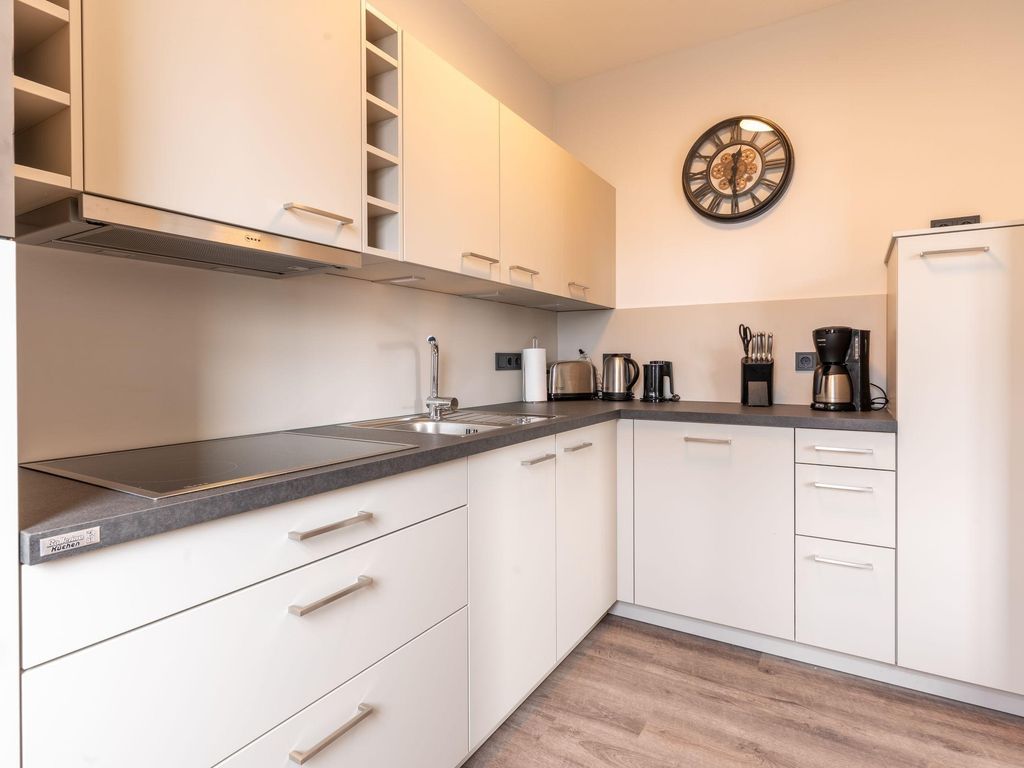 Haus Godewind Binz – Schlafzimmer mit farbiger Akzentwand