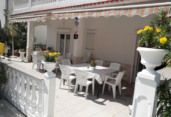 Apartment Daisy- excellent location close to Rab