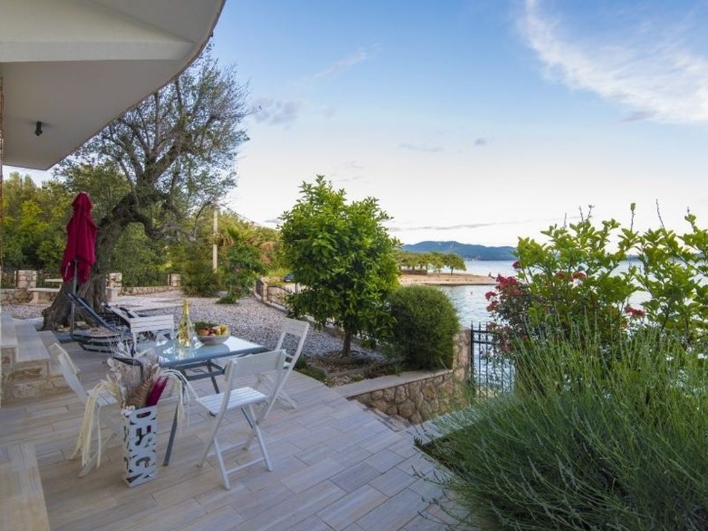 0.EG.SPLIT / Finca
