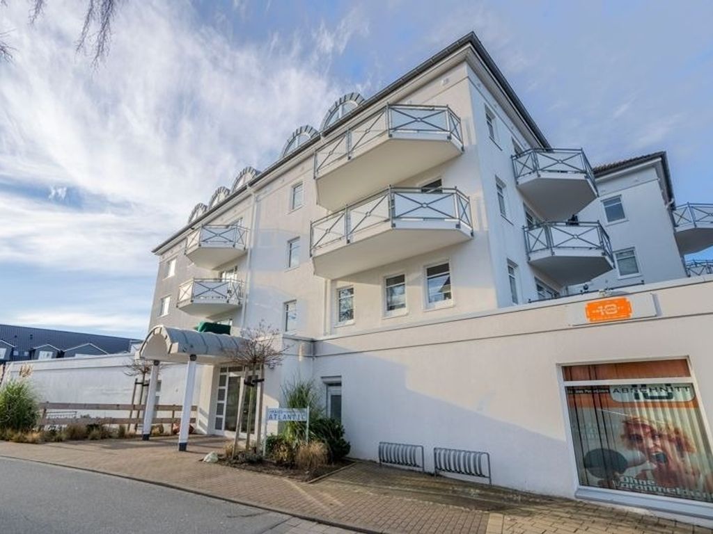 Haus Atlantic Grömitz – weißer Apartmentbau mit Balkonen von der Straßenseite