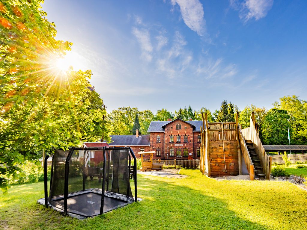 Ferienhaus Bimmelbahn 2 - Familienferienhaus 100 m²  am Dampflokbahnhof / Sauna / Trampolin/ Spielezimmer