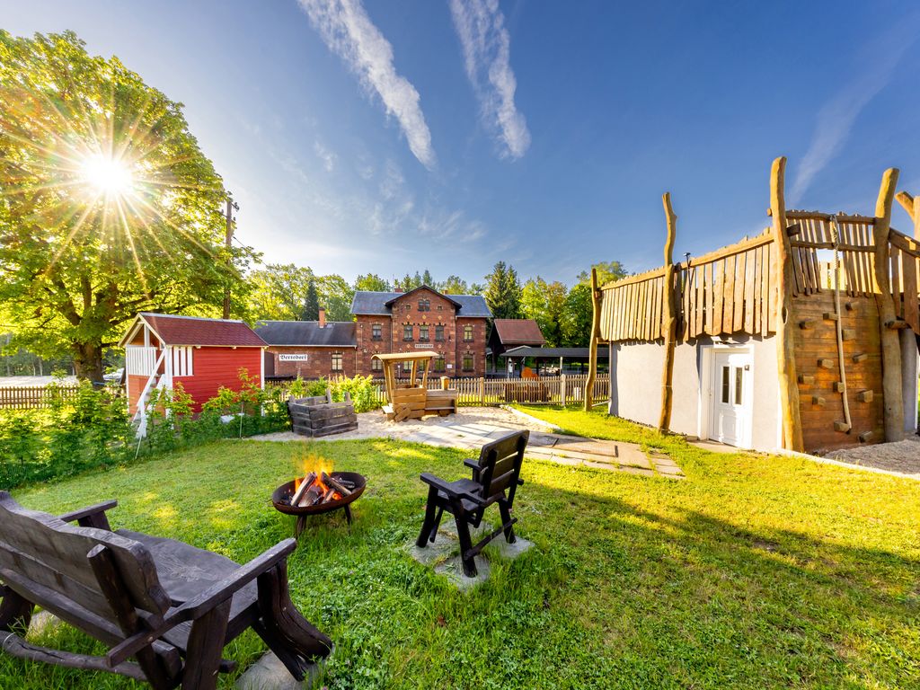 Ferienhaus Bimmelbahn 2 - Familienferienhaus 100 m²  am Dampflokbahnhof / Sauna / Trampolin/ Spielezimmer