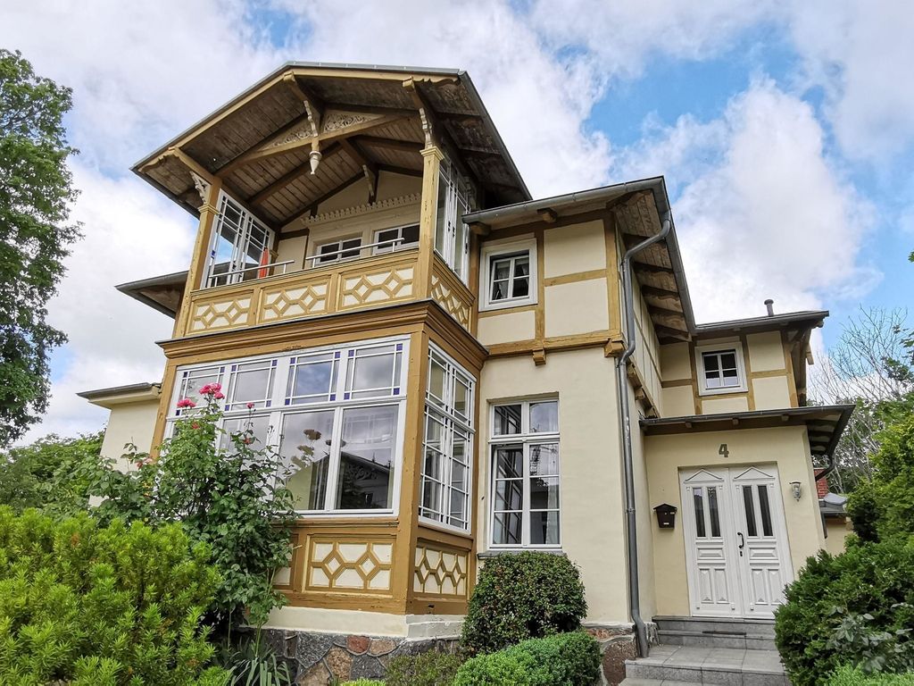 Kaiserbad Heringsdorf – Bäderstil-Villa mit Holzveranda, Erker und Fachwerkgiebel