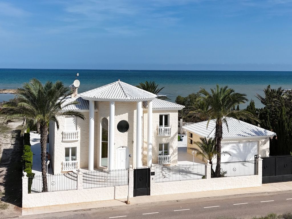 Luxus Villa, direkt am Mittelmeer mit Sandstrand.