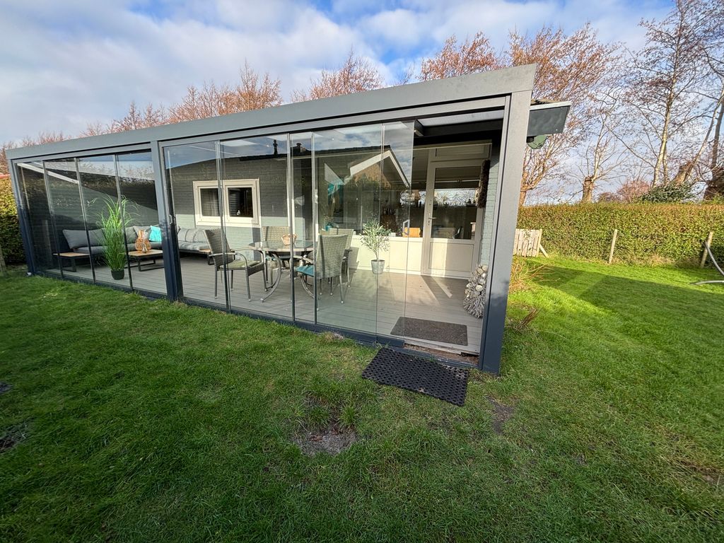 Strandnahes  Ferienhaus NR. 2 mit Wintergarten grosser uneinsehbarer Garten