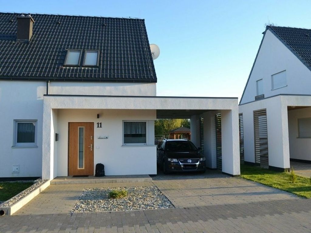 Ferienhaus Lilja mit Garten, Kamin und Pool
