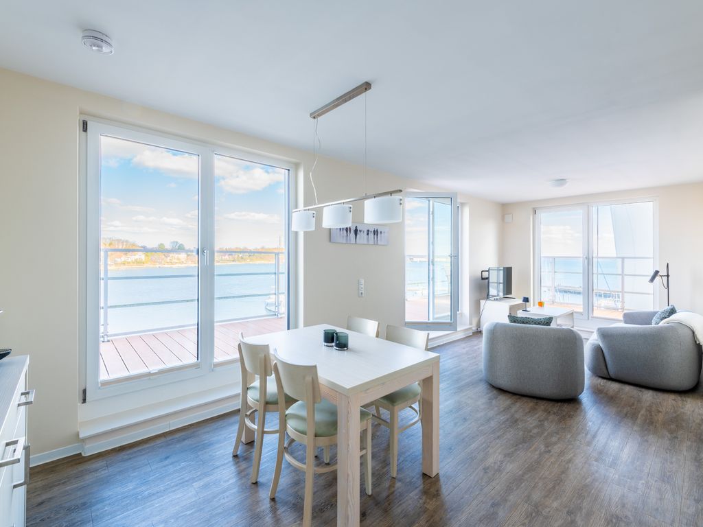 Apartment 41 "Seeblick"  Blickrichtung offene See / Binnenhafen Nord