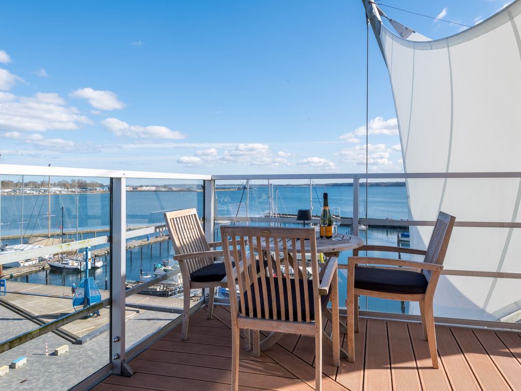 Apartment 41 "Seeblick"  Blickrichtung offene See / Binnenhafen Nord