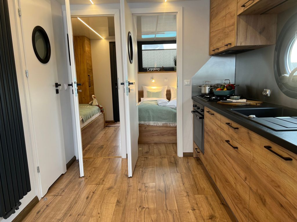 Traum-Hausboot "Mountainstreet  29" mit führerscheinfreiem Motorboot