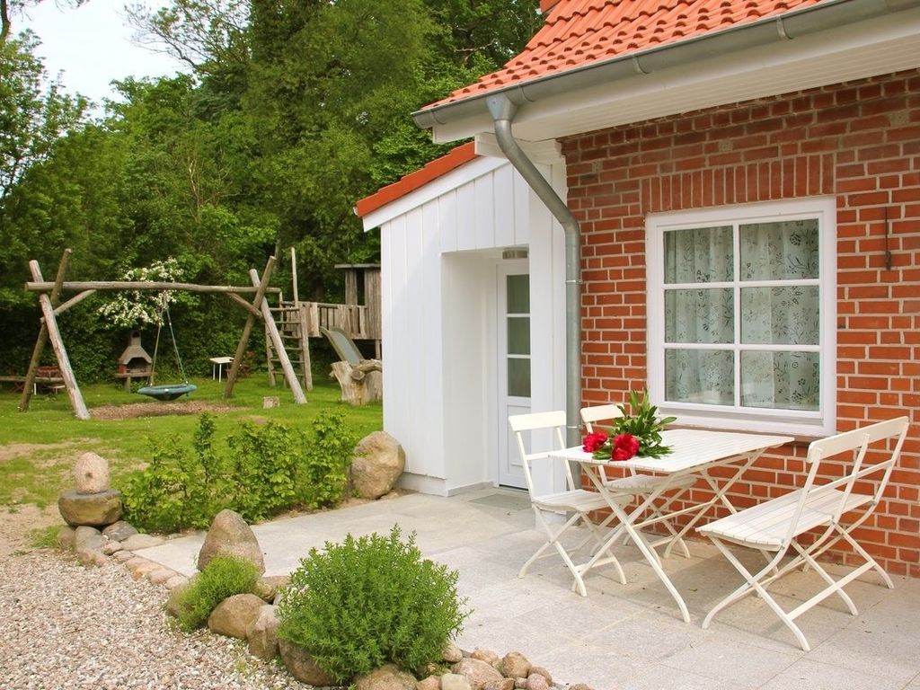 Nach Art eines Reihenhauses, direkt am Wald (rotes Haus Reihenhaus)