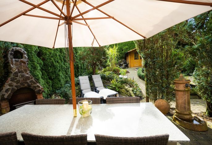 Gartenfewo mit 2 Schlafzimmern und 2 WLAN Homeofficeplätzen. Waschtrockner sowie Smart-TV und kostenlose Parkplätze.