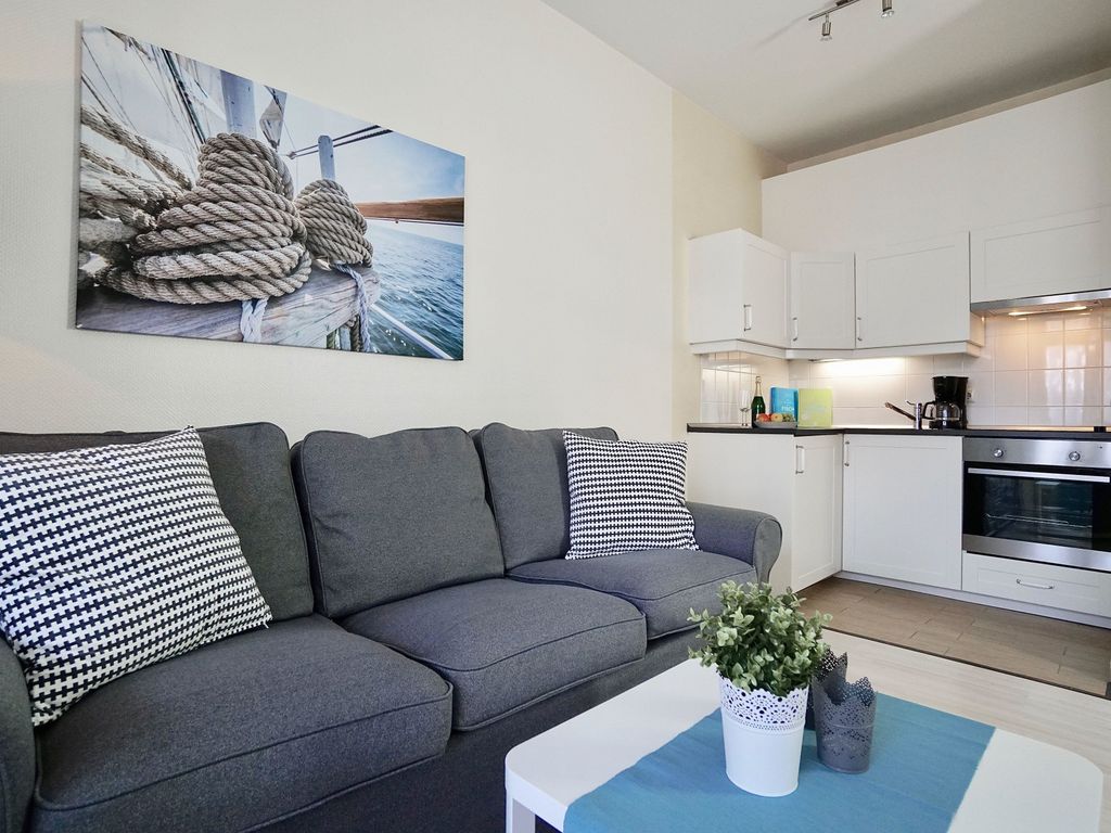 Haus Arkona Sellin – maritim eingerichteter Wohnbereich mit Küchenzeile