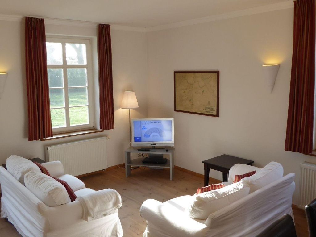 Gut Rattelvitz Parterre A, hochwertig, Sauna, Kamin, eTankstelle, Spielscheune, 15.000qm Parkland