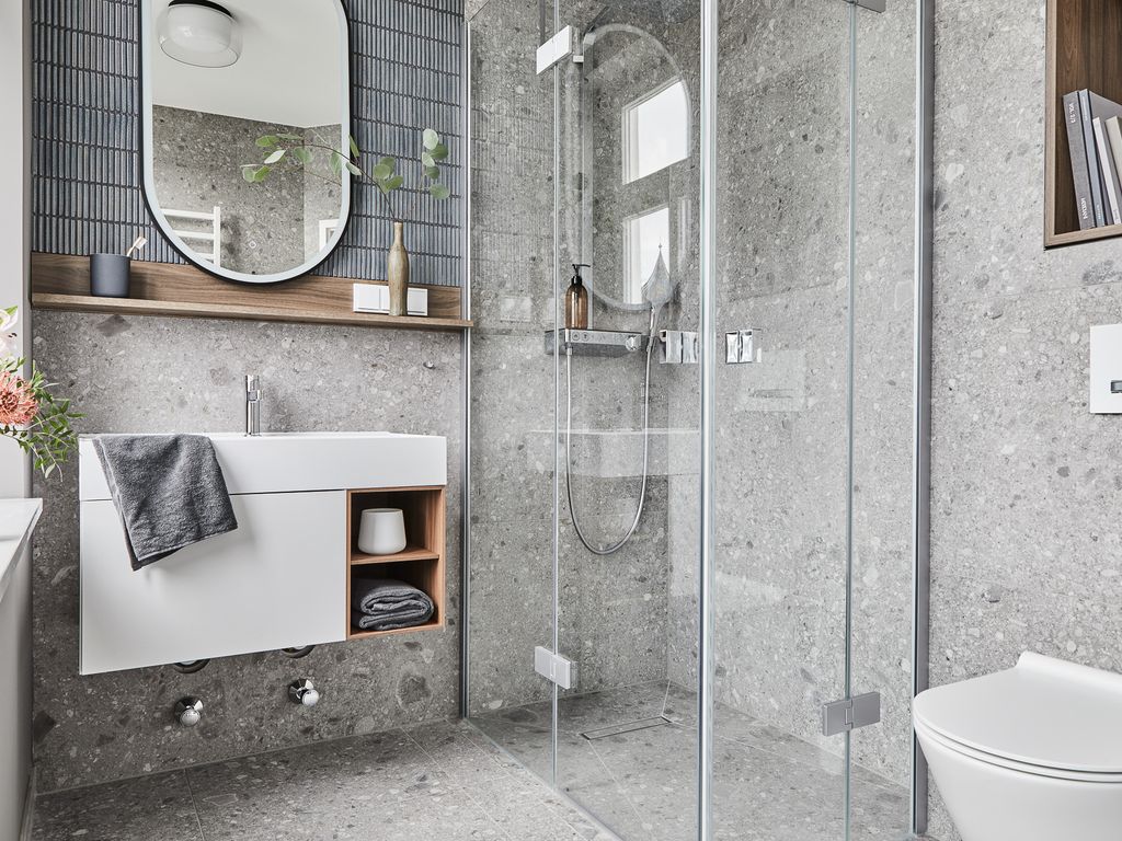 Villa Esperance Binz – Bad in Steinoptik mit begehbarer Regendusche und Waschtisch