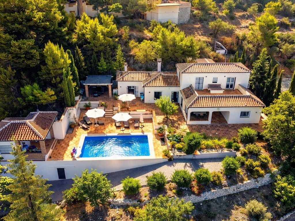 Villa Atréju - für bis zu 10 Personen mit Pool, Gästehaus & Top-Ausstattung.