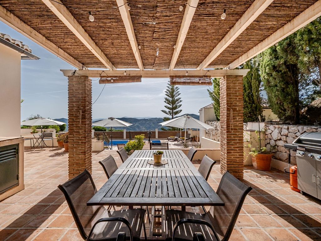 Villa Atréju - für bis zu 10 Personen mit Pool, Gästehaus & Top-Ausstattung.