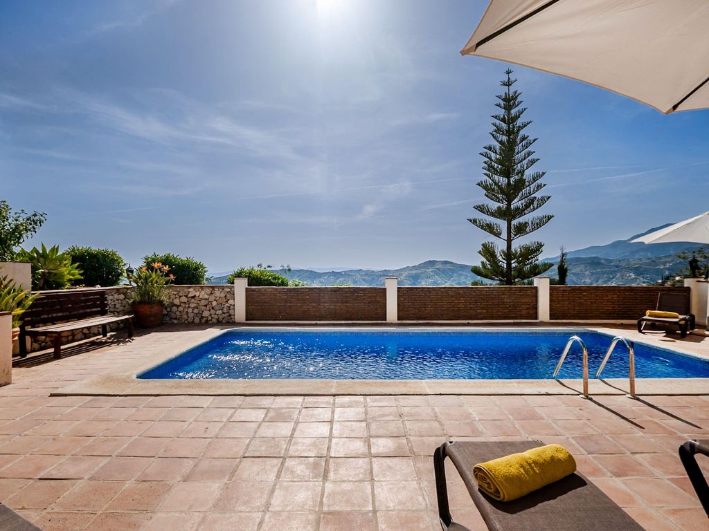 Villa Atréju - für bis zu 10 Personen mit Pool, Gästehaus & Top-Ausstattung.
