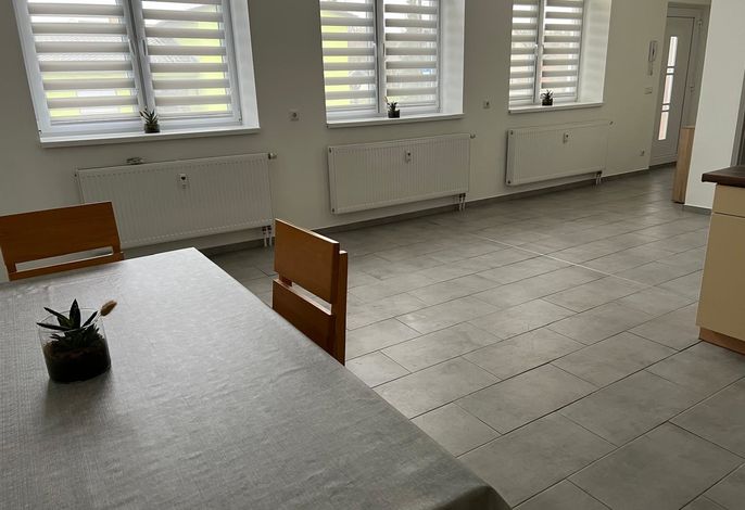 Grosse Möblierte Wohnung  Zu Vermieten inkl. Parkplatz , Garten