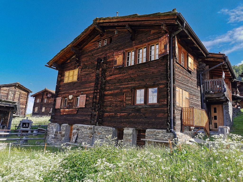 Heimelige Wohnung in einem Walliser Haus