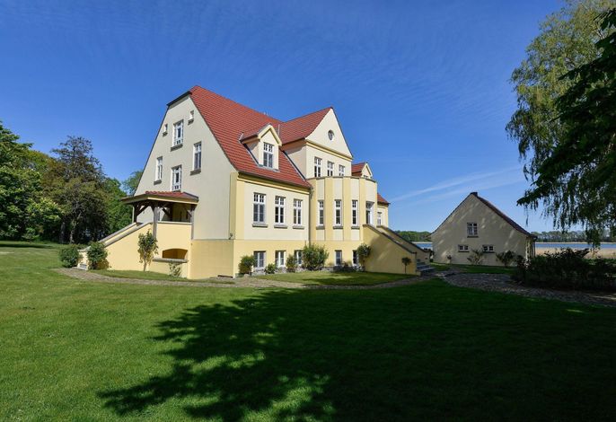 Gutshaus Grubnow Ferienwohnung 2 am Wasser Sauna und WLAN incl. – Foto 1