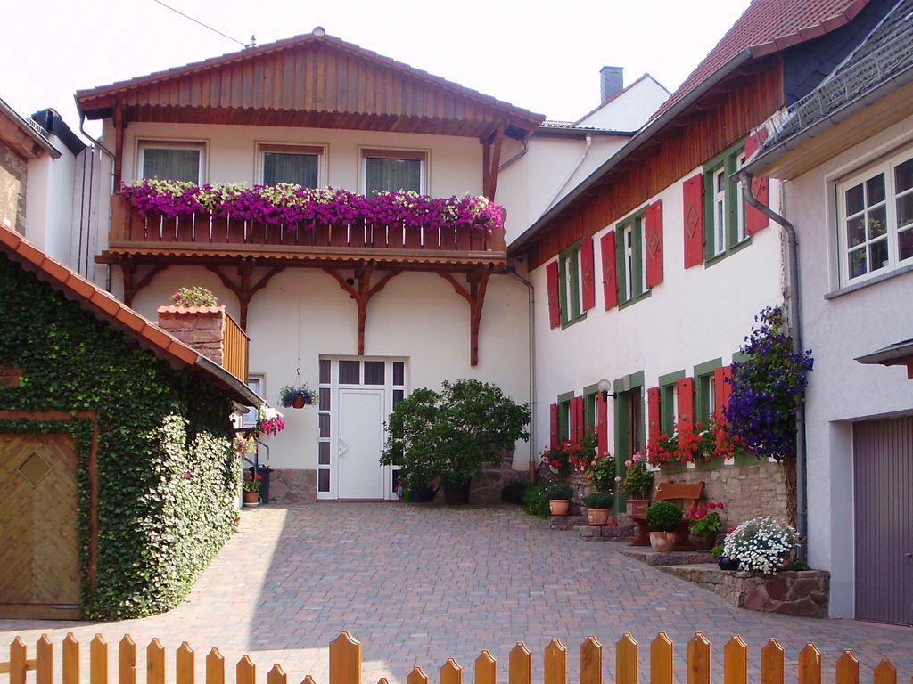 Ferienhaus im schönen Winzerdorf Kirschroth mit Sonnenterrasse und Wintergarten.