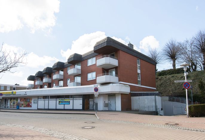Haus Meeresgruß Grömitz – Backsteingebäude mit Balkonen an der Straßenecke