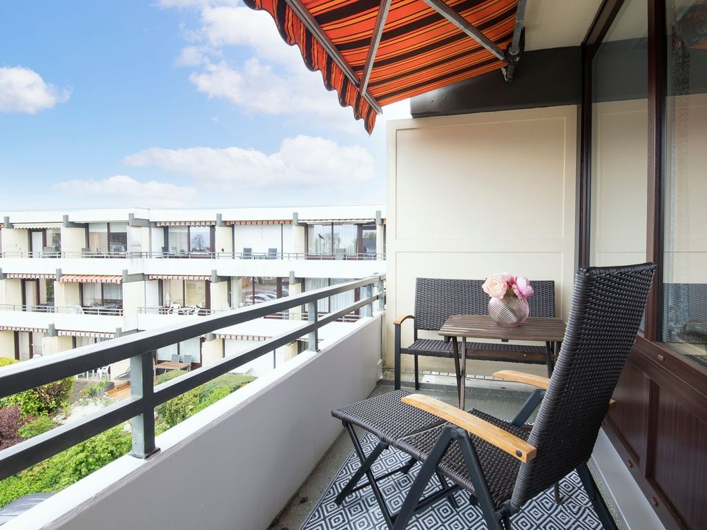 Seeschlösschen Grömitz – Balkon mit Markise und Blick auf die terrassenförmige Fassade der Anlage