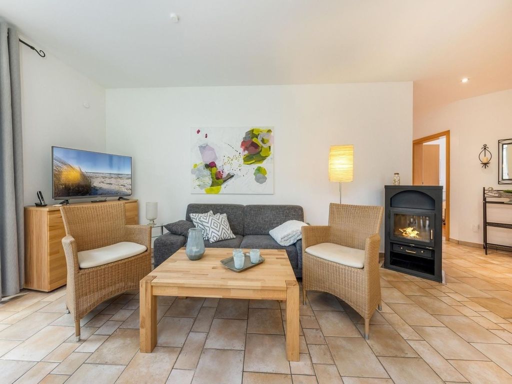 Ferienhaus Rügenbrise Garz – Essplatz im hellen Wintergarten