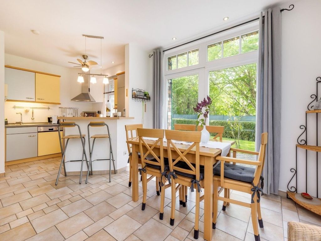 Ferienhaus Rügenbrise Garz – Wohnbereich im Landhausstil mit Kaminofen