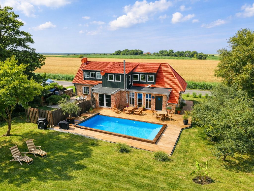 Ferienhaus"Huus an`t Diek" Luxus in Deichnähe mit Pool, Nähe Norddeich