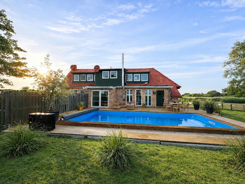 Ferienhaus"Huus an`t Diek" Luxus in Deichnähe mit Pool, Nähe Norddeich