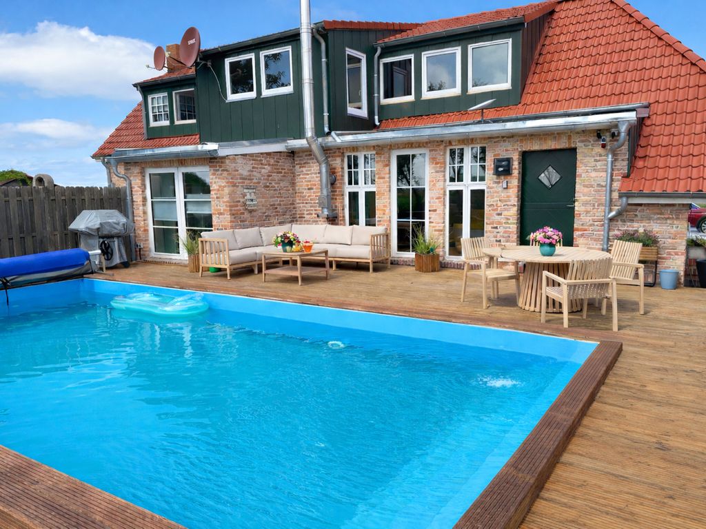Ferienhaus"Huus an`t Diek" Luxus in Deichnähe mit Pool, Nähe Norddeich