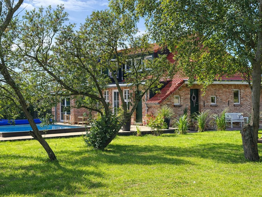 Ferienhaus"Huus an`t Diek" Luxus in Deichnähe mit Pool, Nähe Norddeich