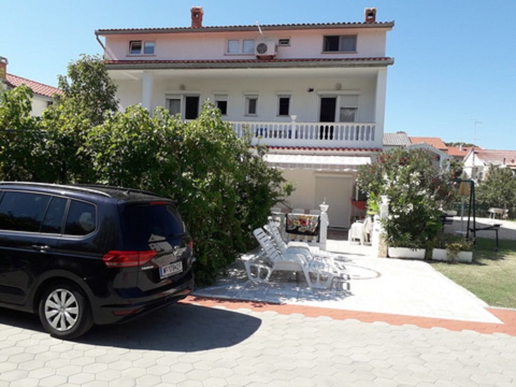 Mile Ferienhaus-excellent location close to Rab