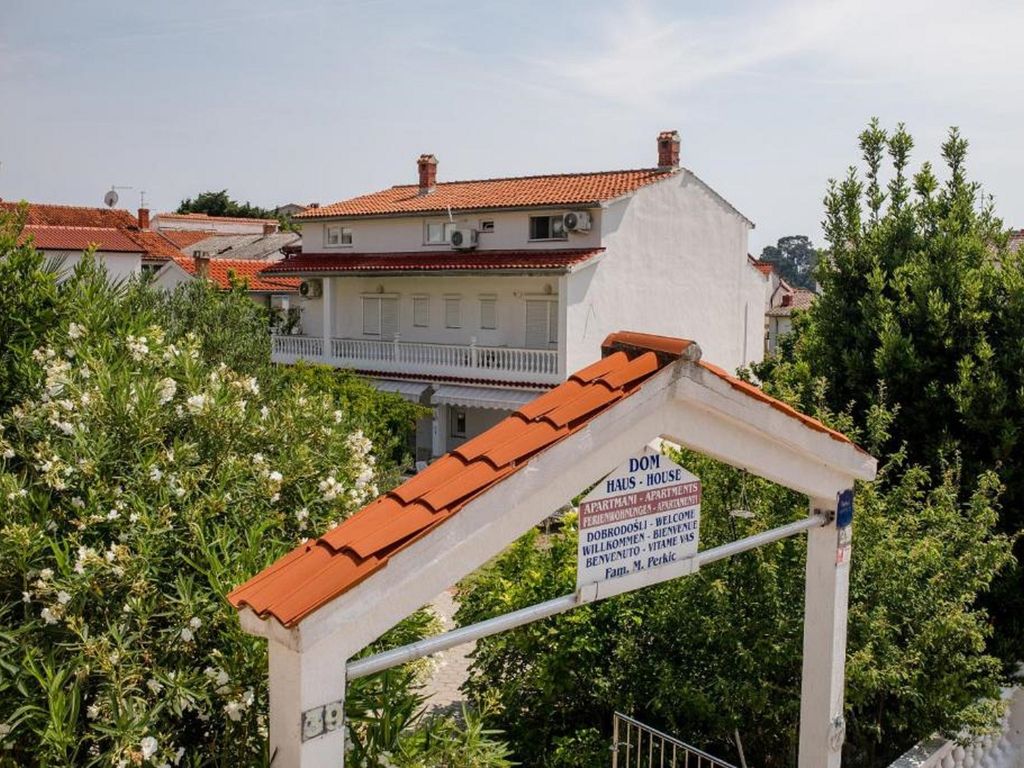 Mile Ferienhaus-excellent location close to Rab