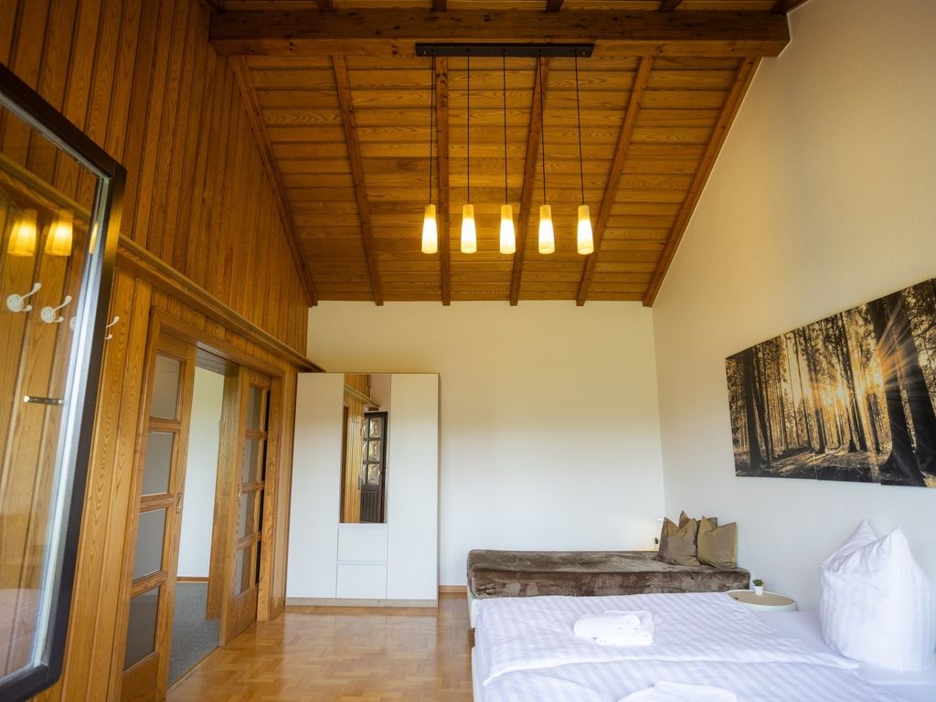 Ruhige Fewo "Giebelzauber" – 2 Schlafzimmer, eigene Terrasse, WLAN, Waschtrockner & kostenlose Parkplätze