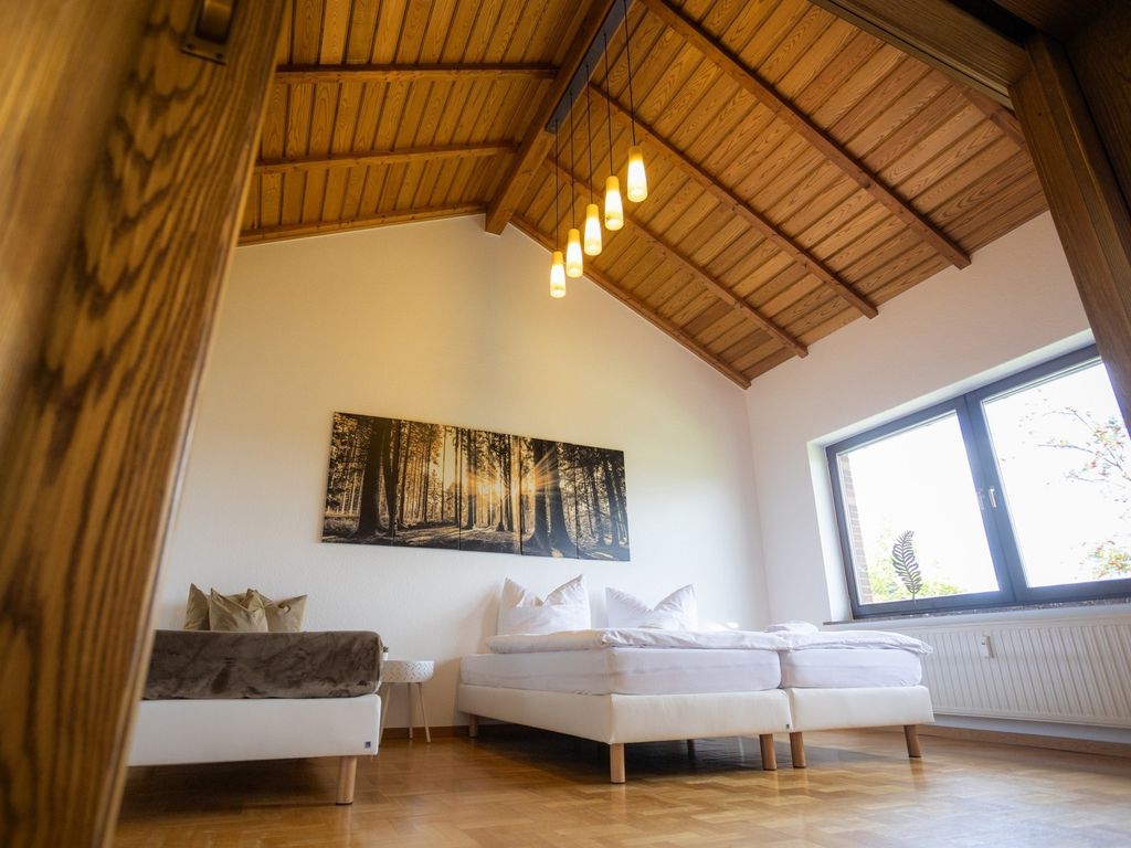 Ruhige Fewo "Giebelzauber" – 2 Schlafzimmer, eigene Terrasse, WLAN, Waschtrockner & kostenlose Parkplätze