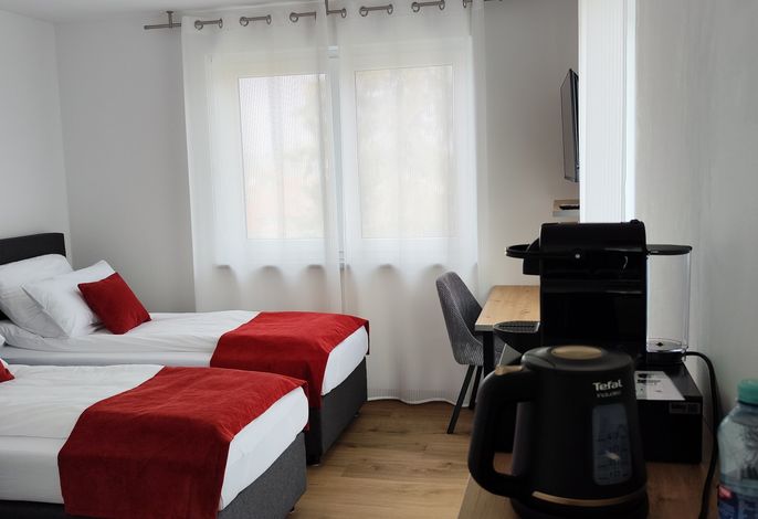 Doppel-/Zweibettzimmer mit Balkon