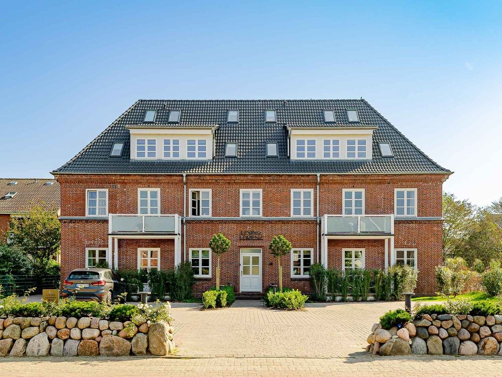 Living Lorens Westerland – Backsteinhaus mit Krüppelwalmdach, Balkonen und Vorplatz
