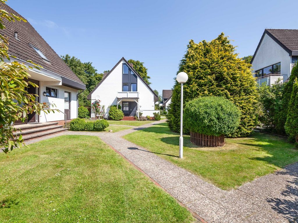 Südstranddomizil Wyk – Ferienhausanlage mit Gartenweg zwischen den Häusern