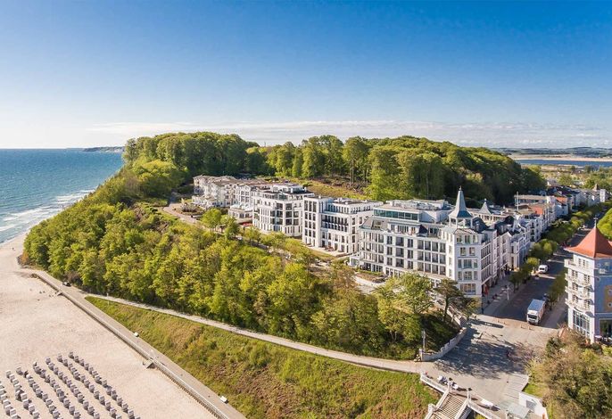 FIRST Sellin aus der Luft: weiße Residenz auf der Steilküste über Strand und Seebrücke