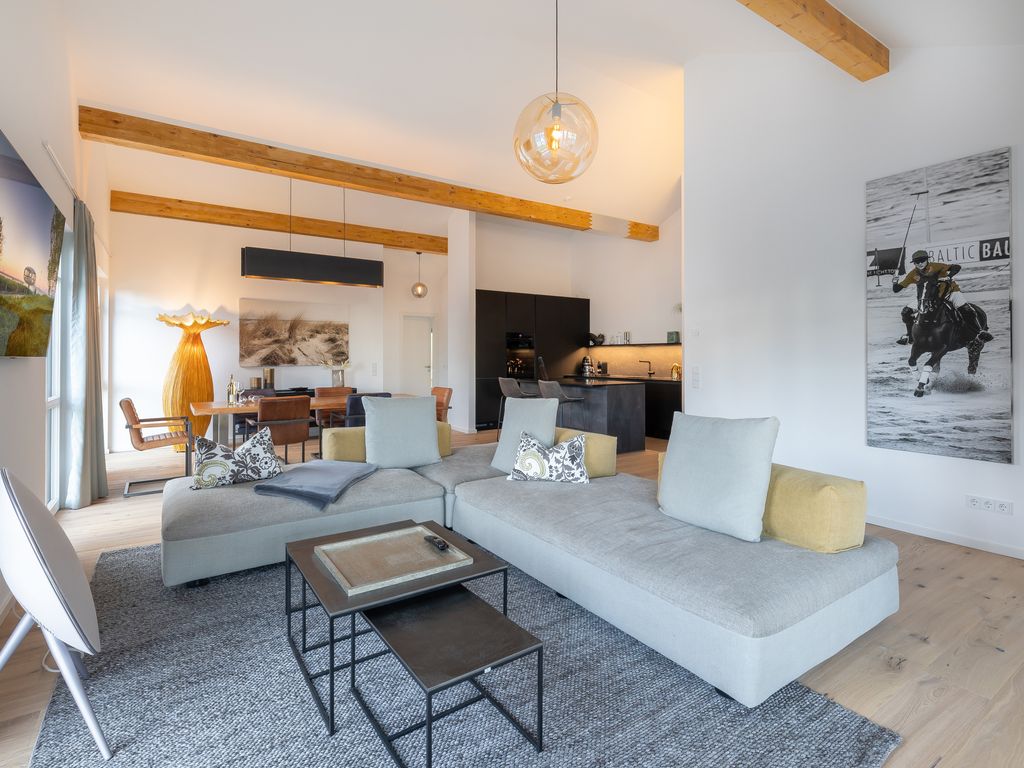 Villa Beatrice Binz – Schlafzimmer mit gepolstertem Kopfteil