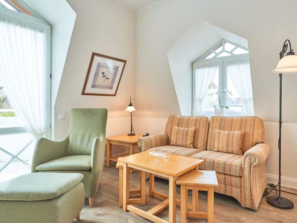 Zur Alten Gärtnerei Westerland – Wohn-Essbereich einer Ferienwohnung mit Landhausküche
