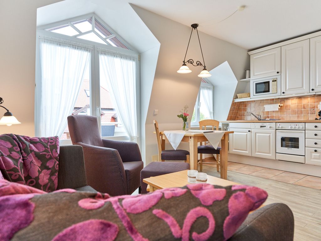Zur Alten Gärtnerei Westerland – helle Dachwohnung mit Giebelfenstern im Landhausstil
