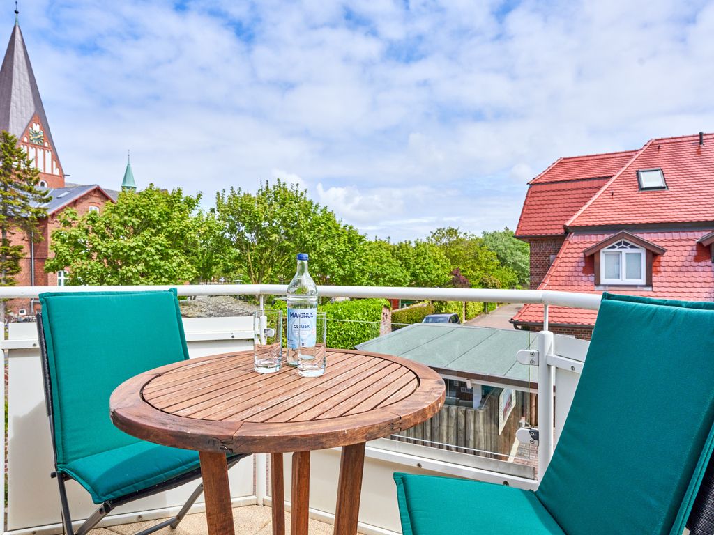 Zur Alten Gärtnerei Westerland – Balkon mit Blick über die Dächer Westerlands zur St.-Nicolai-Kirche