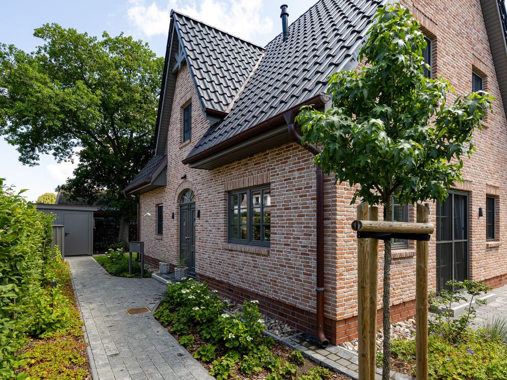 Modernes Ferienhaus mit Sauna, eingezäuntem Garten und Strandnähe. Ideal für Familien, Freunde und Hundeliebhaber