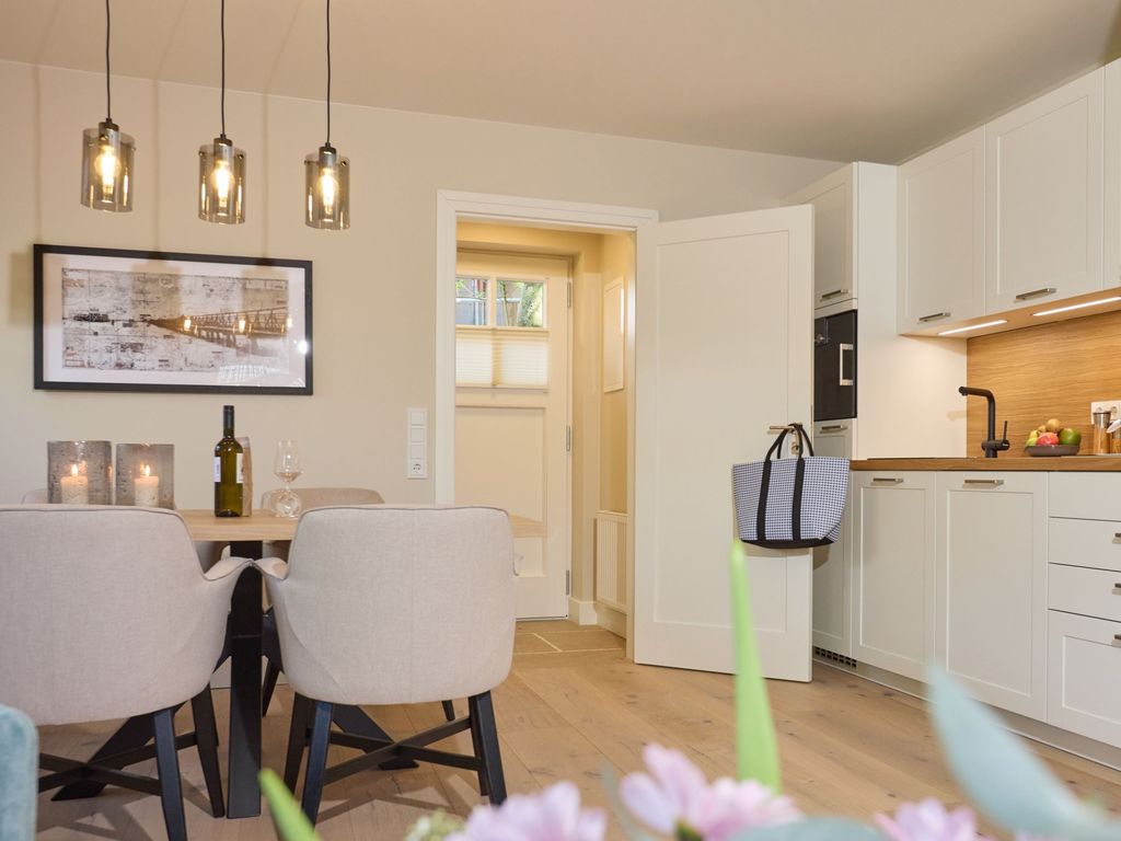 Haus Vogelsang Westerland – Essbereich mit Designer-Pendelleuchten und Eichentisch