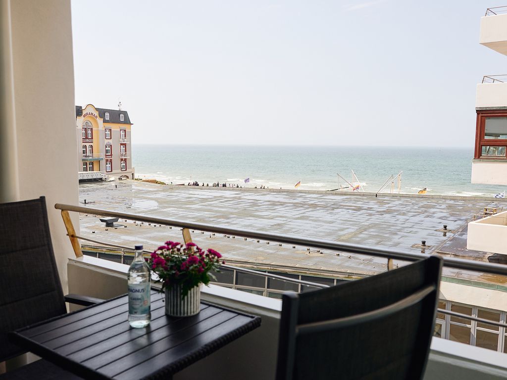 Haus am Meer in Westerland auf Sylt: Blick vom Balkon über die Strandpromenade auf die Nordsee