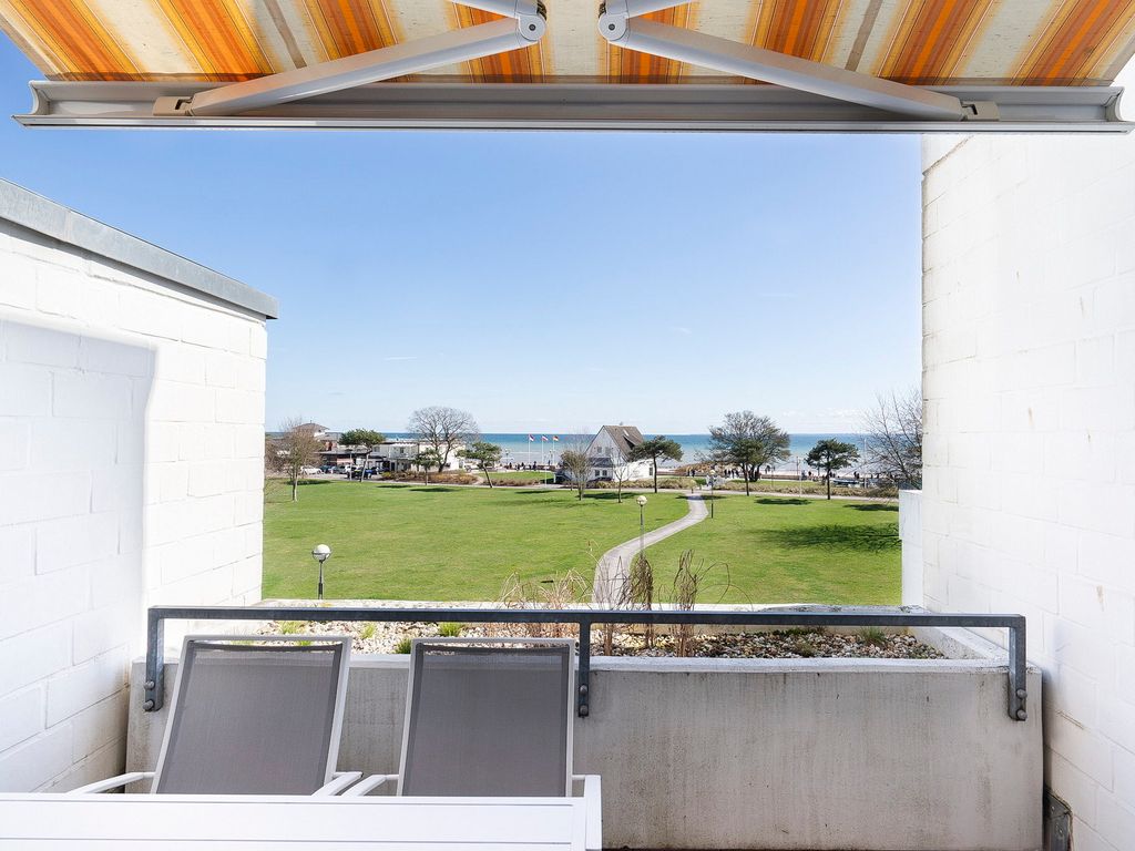 Tannenburg Grömitz – Balkon mit Markise und Blick über den Kurpark auf die Ostsee